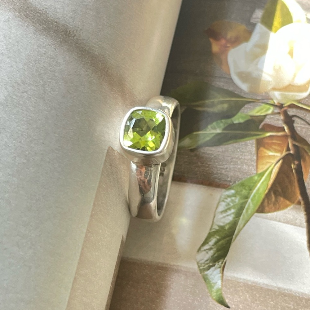 Everyday ring, 925 Sterling silver ring for her. Natural Peridot size US: 6